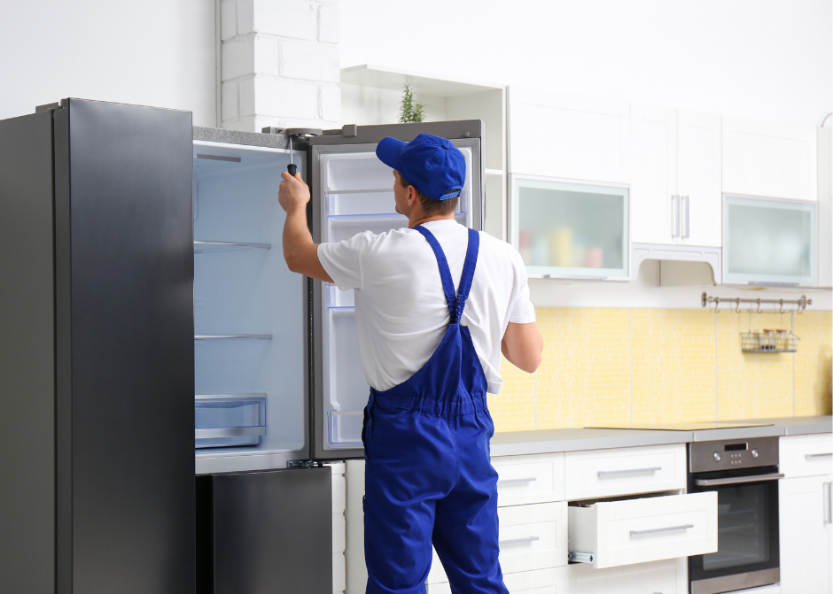 Teknisyen buzdolabı üzerinde bakım yapıyor